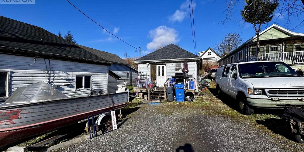 207-209 E 9TH AVENUE Prince Rupert Photo 11