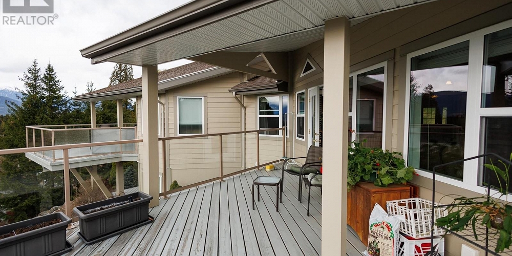 3 4022 YEO STREET Terrace Photo 24