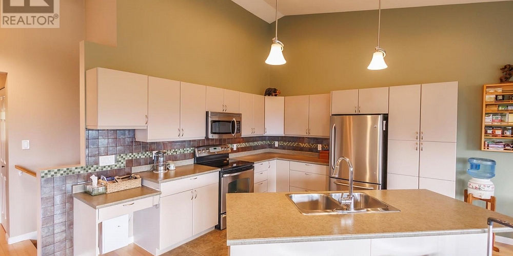 3 4022 YEO STREET Terrace Photo 4