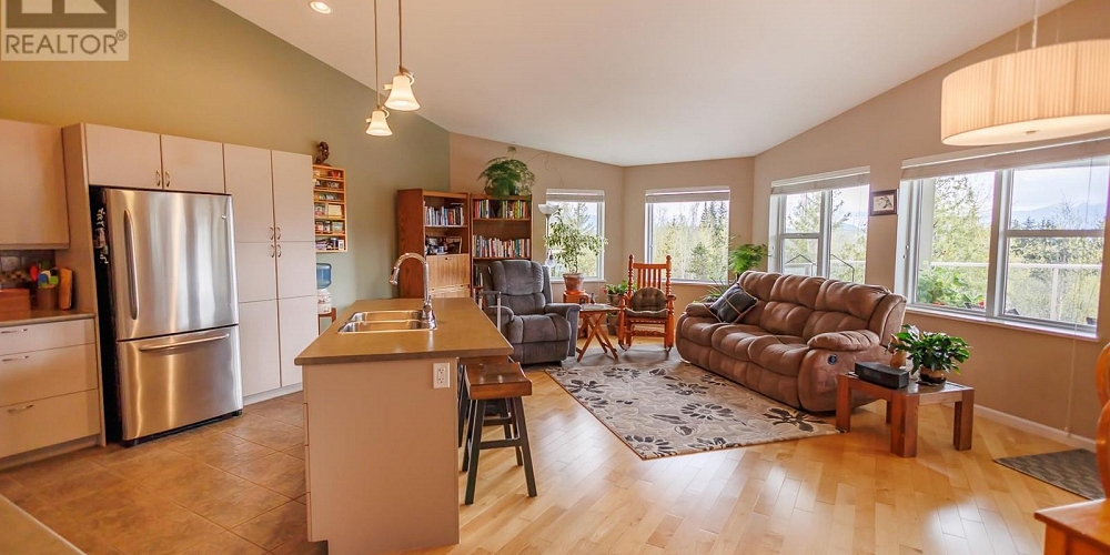 3 4022 YEO STREET Terrace Photo 5