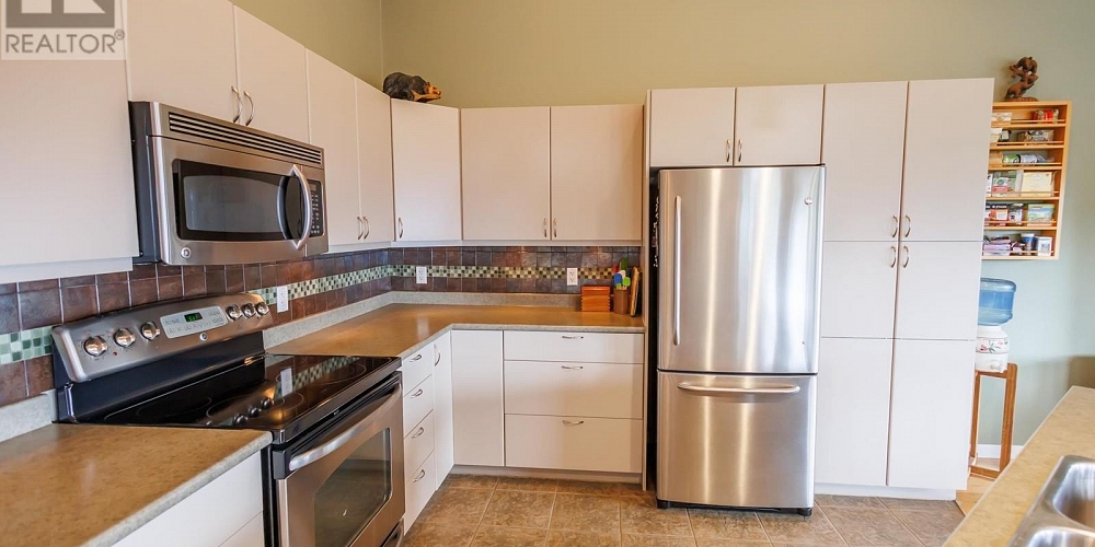 3 4022 YEO STREET Terrace Photo 6