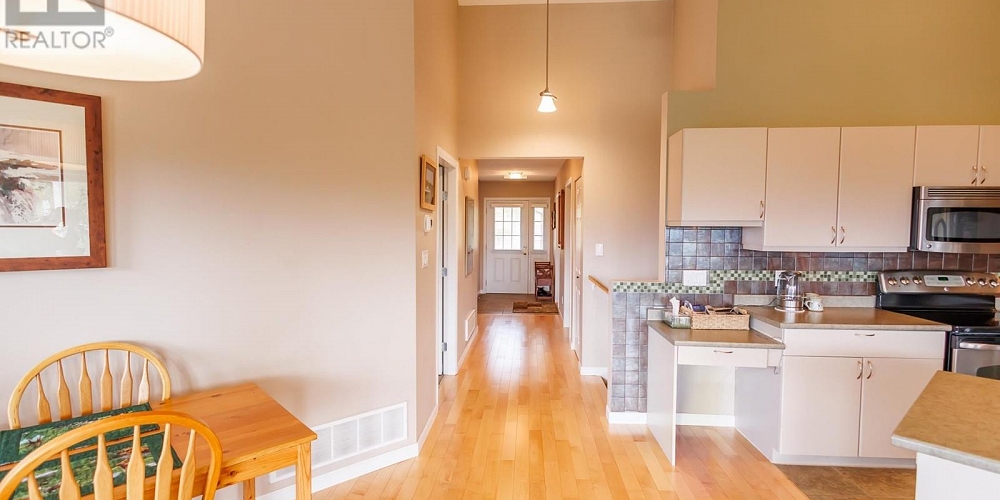 3 4022 YEO STREET Terrace Photo 7