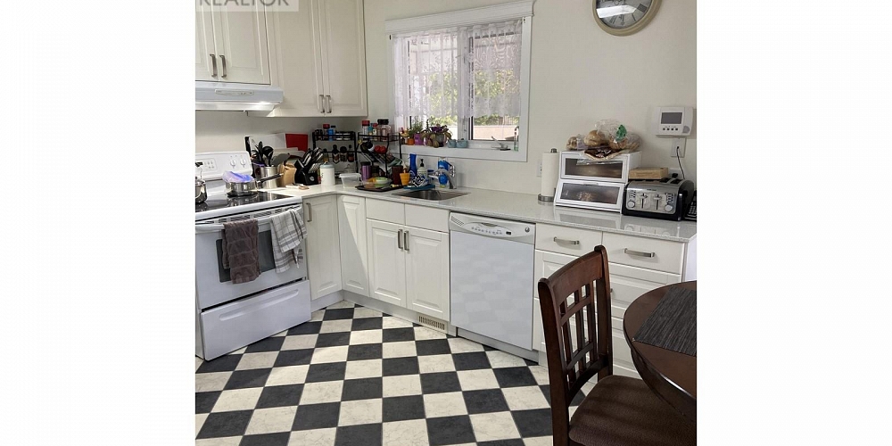 4832 GRAHAM AVENUE Terrace Photo 3