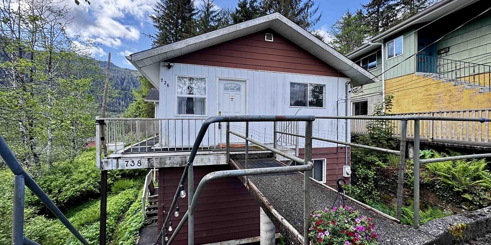 736-738 TAYLOR STREET Prince Rupert Photo 3