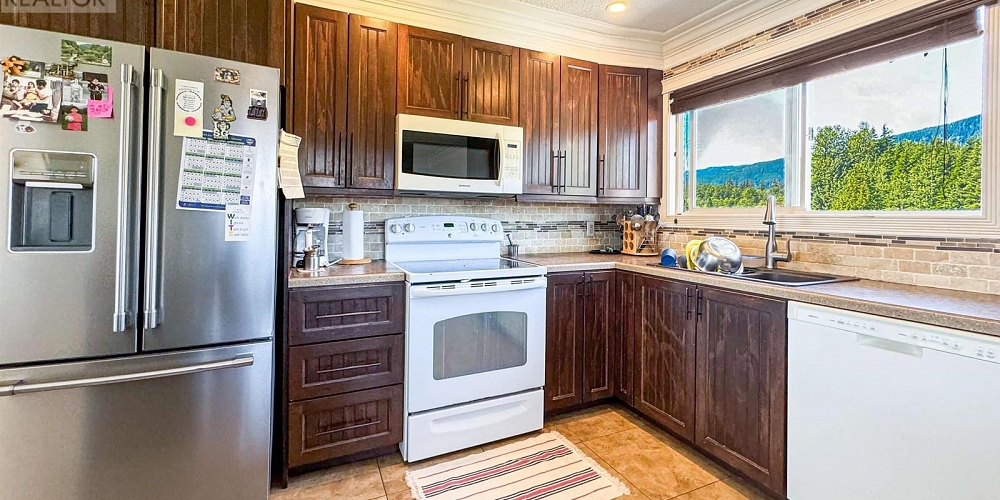45 YUKON STREET Kitimat Photo 4