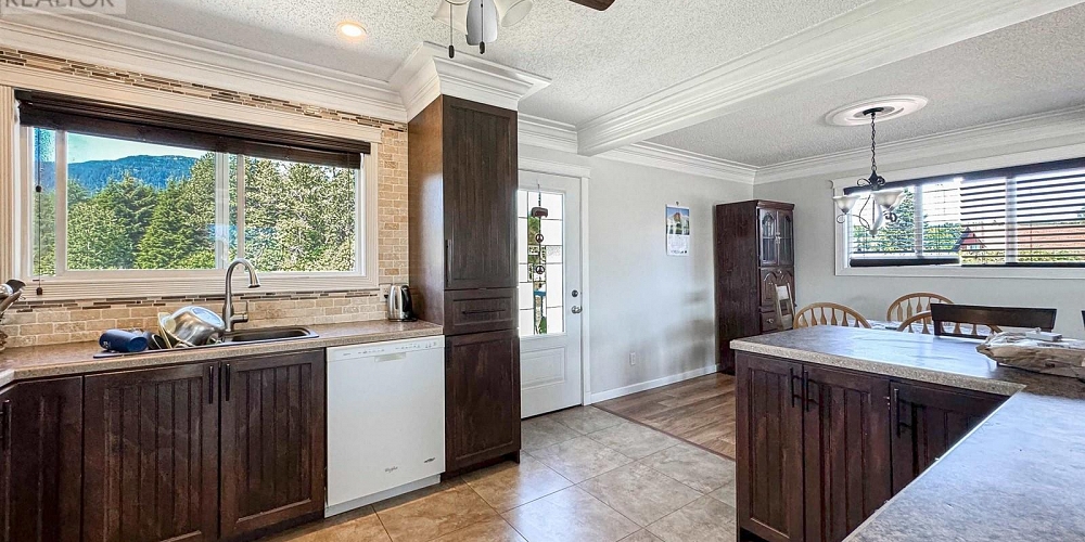45 YUKON STREET Kitimat Photo 5
