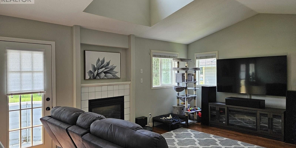 2 4732 VESTA AVENUE Terrace Photo 6