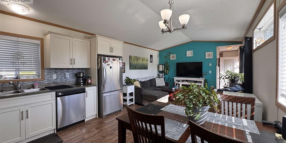 27 5204 ACKROYD STREET Terrace Photo 5