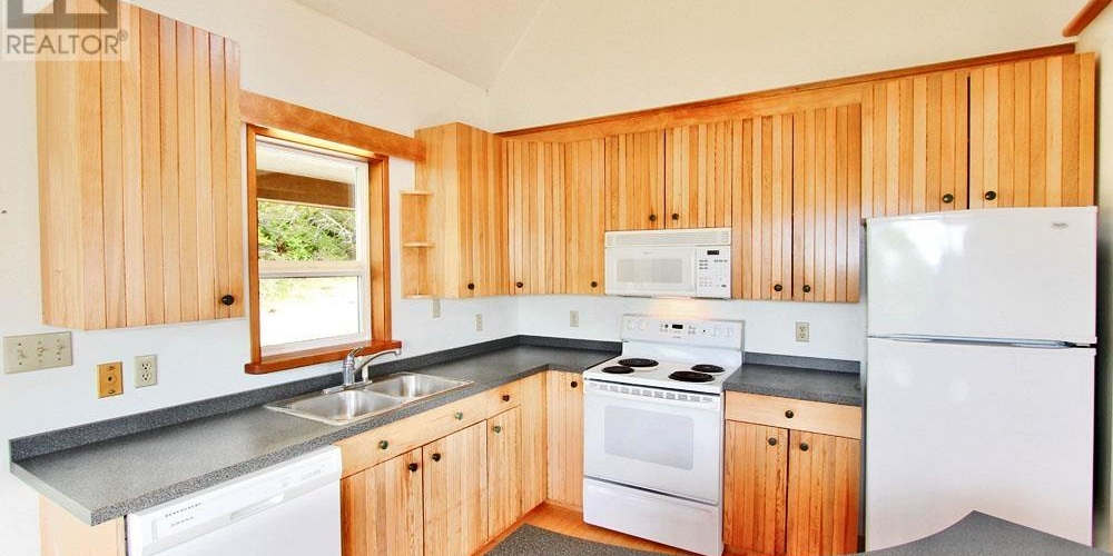 209 2ND AVENUE Daajing Giids City Photo 5