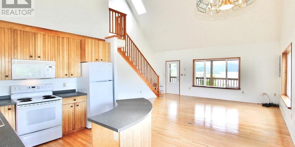 209 2ND AVENUE Daajing Giids City Photo 6