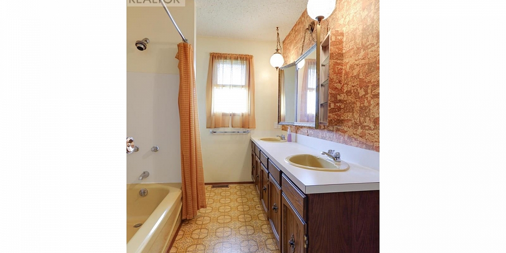 98 CHARLES STREET Kitimat Photo 17