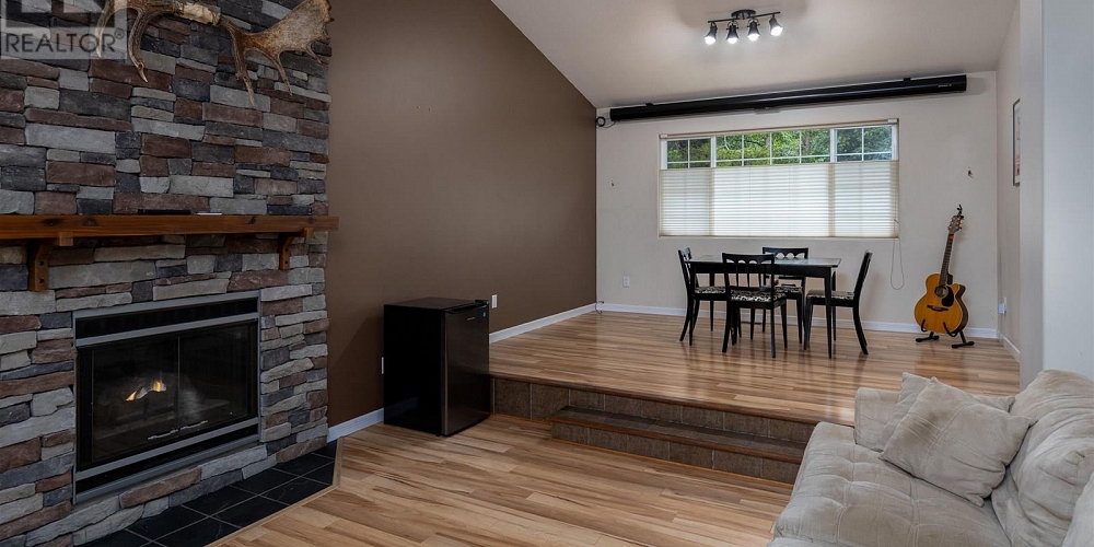 2084 WALNUT DRIVE Terrace Photo 2