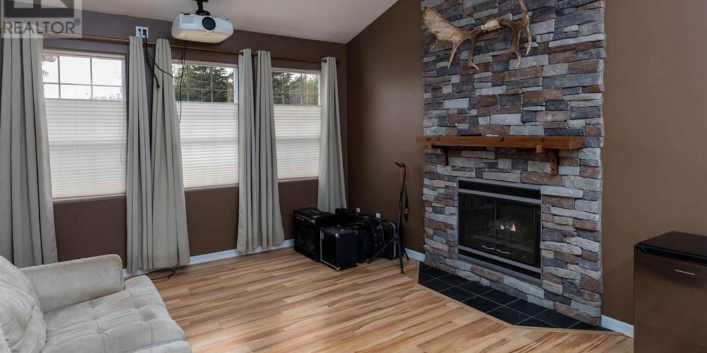 2084 WALNUT DRIVE Terrace Photo 3