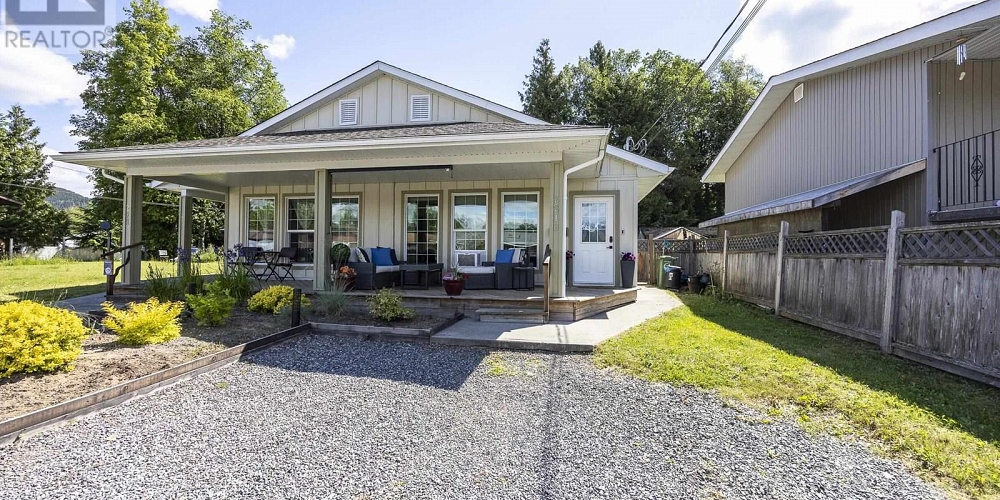 1 2218 EVERGREEN STREET Terrace Photo 2