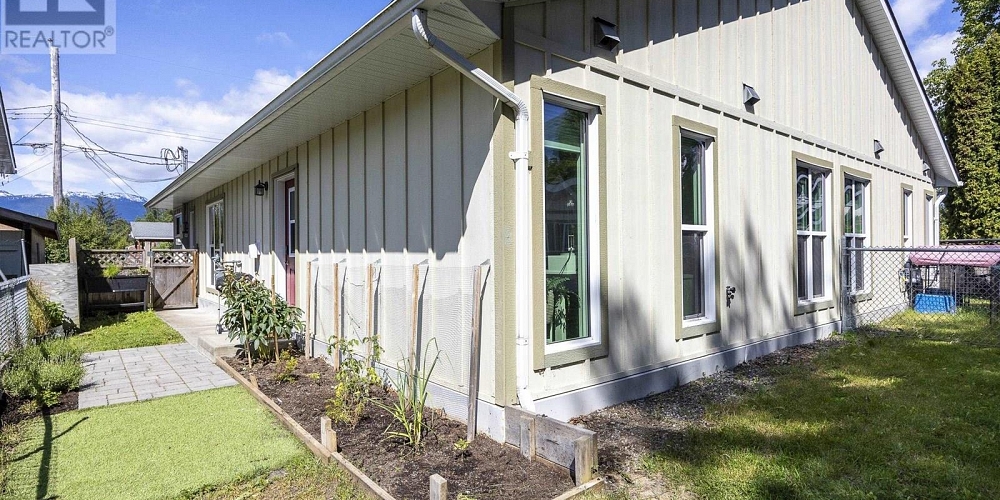 1 2218 EVERGREEN STREET Terrace Photo 23