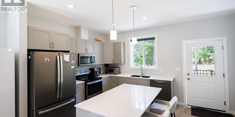 14 4921 HALLIWELL AVENUE Terrace Photo 4