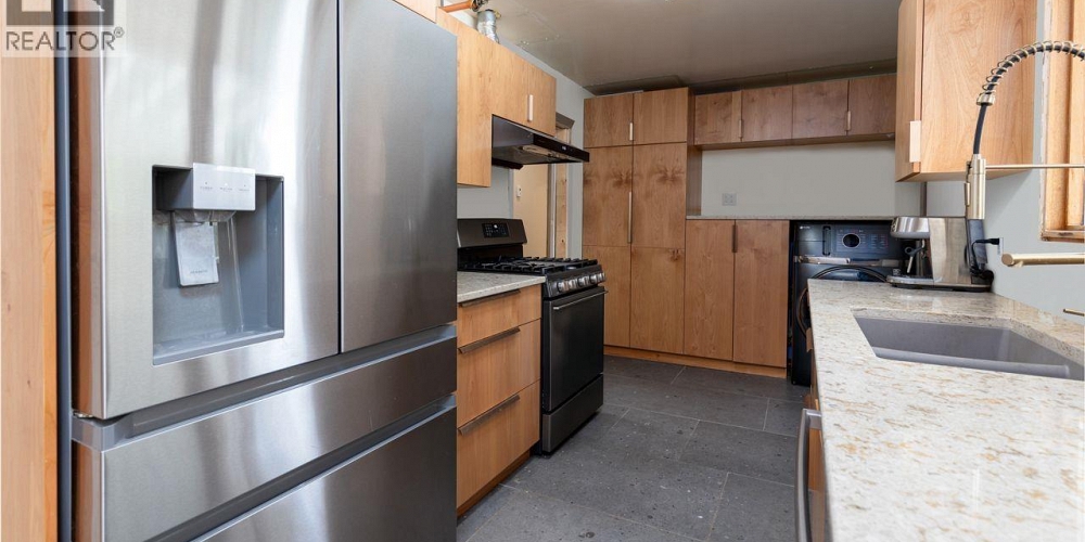 2806 EBY STREET Terrace Photo 3