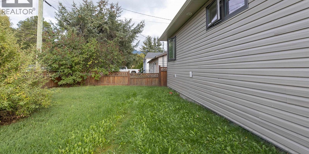 4427 GREIG AVENUE Terrace Photo 2