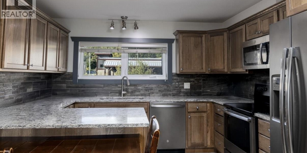 4427 GREIG AVENUE Terrace Photo 3