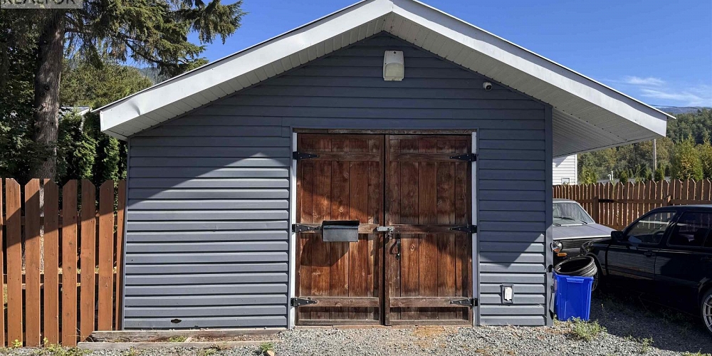 2630 CLARK STREET Terrace Photo 3