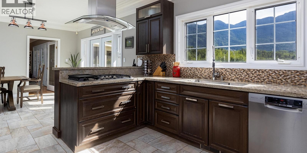 1920 LAUREL STREET Terrace Photo 2