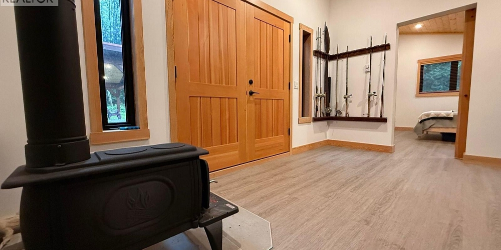 16398 16 HIGHWAY Terrace Photo 23