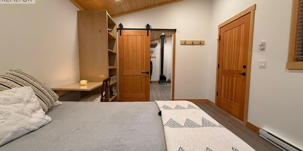 16398 16 HIGHWAY Terrace Photo 26