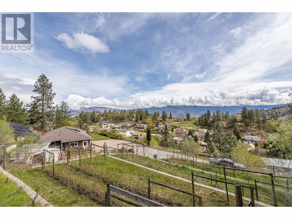 12596 Taylor Place Summerland Photo 4
