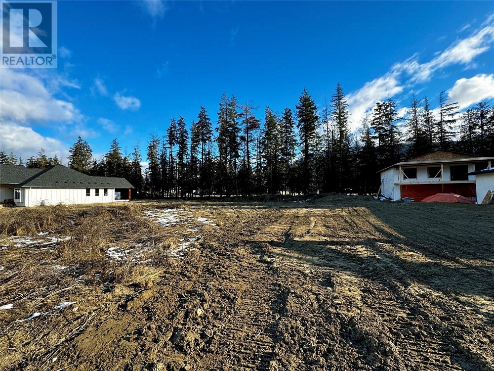 817 Hemlock Crescent S Sicamous Photo 2