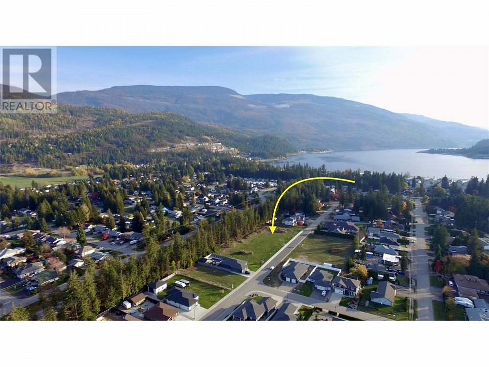 817 Hemlock Crescent S Sicamous Photo 3