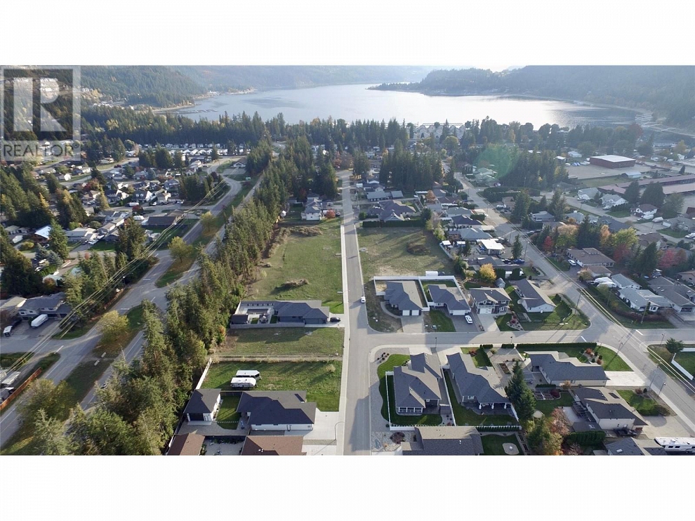 817 Hemlock Crescent S Sicamous Photo 4