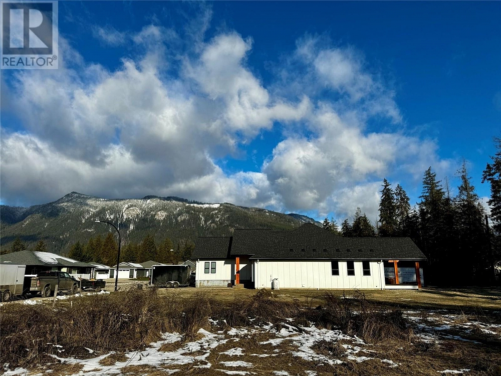 817 Hemlock Crescent S Sicamous Photo 9