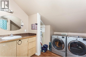 2037 Shuswap Avenue - Photo 25