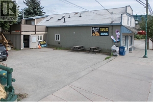 2037 Shuswap Avenue - Photo 3