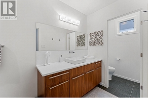 8900 Hampshire Crescent - Photo 64