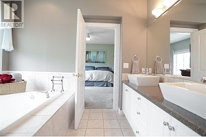 2072 Lillooet Court - Photo 22