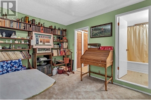 1358 Cherry Crescent E - Photo 31