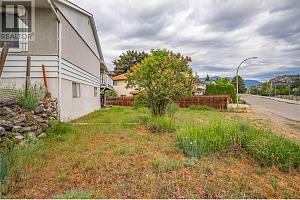 1358 Cherry Crescent E - Photo 4