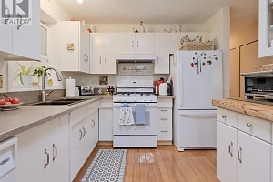 5882 Victoria Street - Photo 7