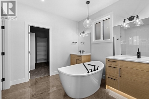 1018 Emslie Street - Photo 36