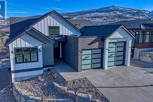 1066 Emslie Street - Photo 2