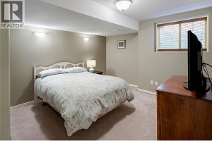 2464 SELKIRK Drive - Photo 32