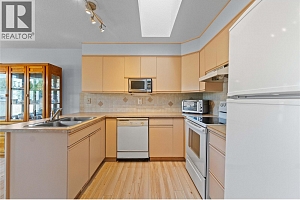 153 Salmon Arm Drive Unit# 11 - Photo 10