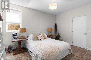 1341 Sladen Crescent - Photo 43