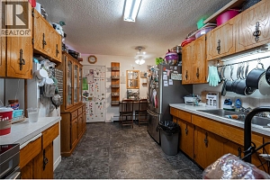 3710 25 Avenue - Photo 3