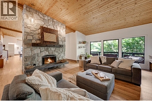 1590 Willow Crescent - Photo 2