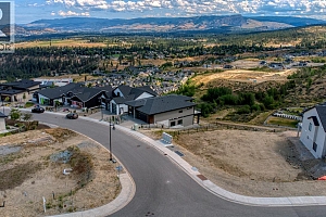 1070 Emslie Street - Photo 2