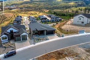 1070 Emslie Street - Photo 3