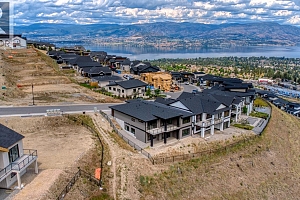 1070 Emslie Street - Photo 6