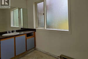 1660 Shuswap Avenue - Photo 11